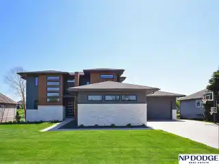 Contemporary Escape on Bennington Lake