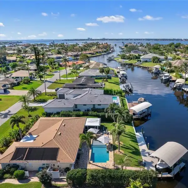 EXCEPTIONAL WATERFRONT HOME IN TOWN & RIVER