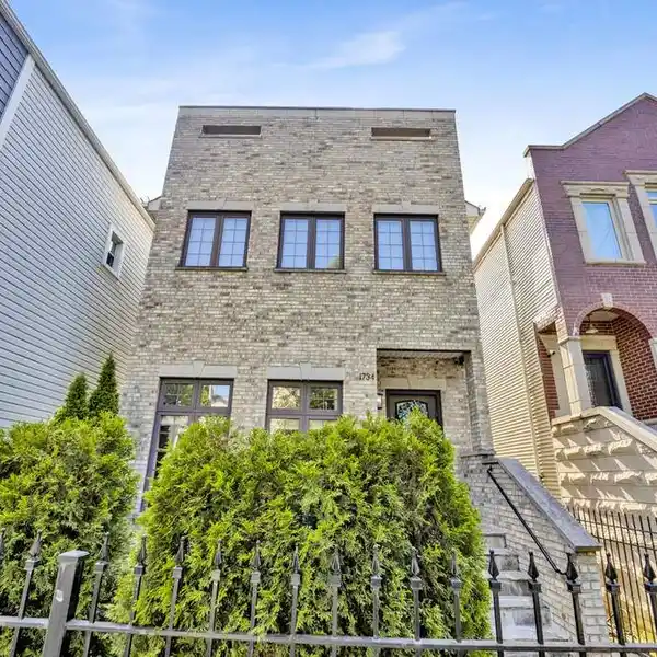 GORGEOUS BRIGHT AND OPEN HOME