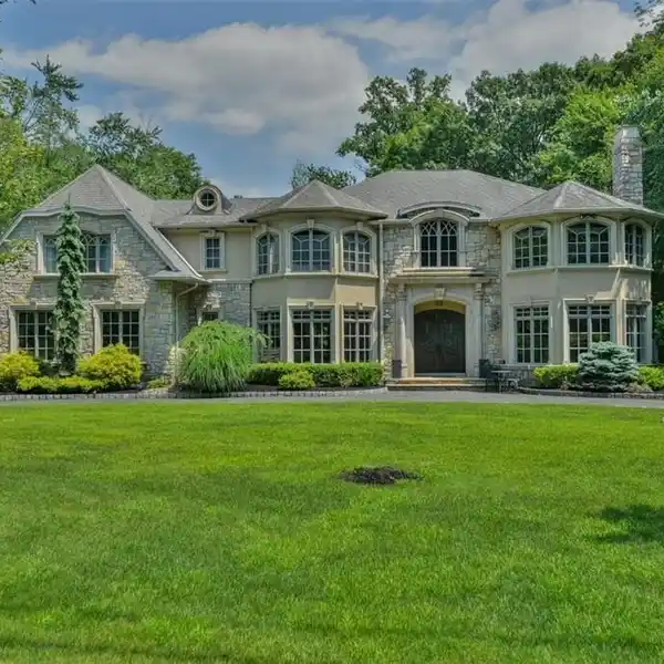 STUNNINGLY ELEGANT LUXURY MANOR