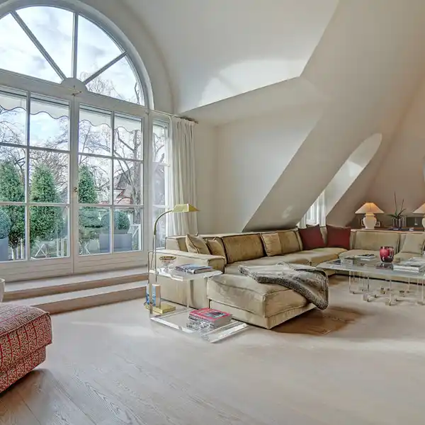 HIGH-END FULL-FLOOR APARTMENT