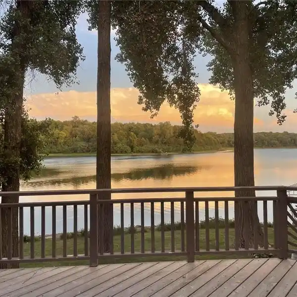MID-CENTURY STYLE HOME ON LAKE ZUMBRA
