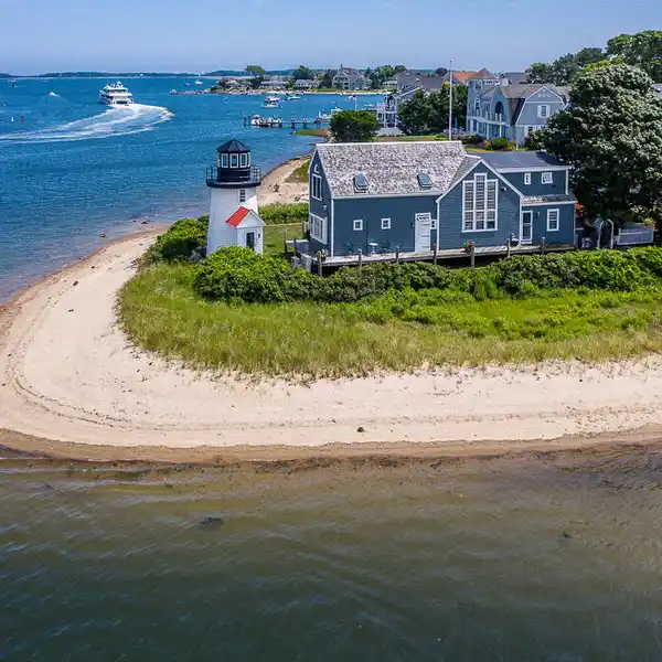 REMARKABLE HARBOR-FRONT RESIDENCE
