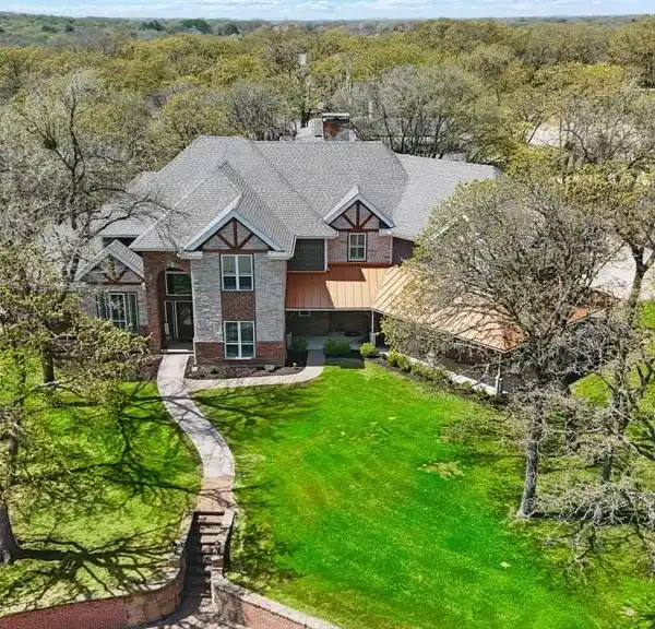 SPECTACULAR ESTATE ON A CORNER LOT