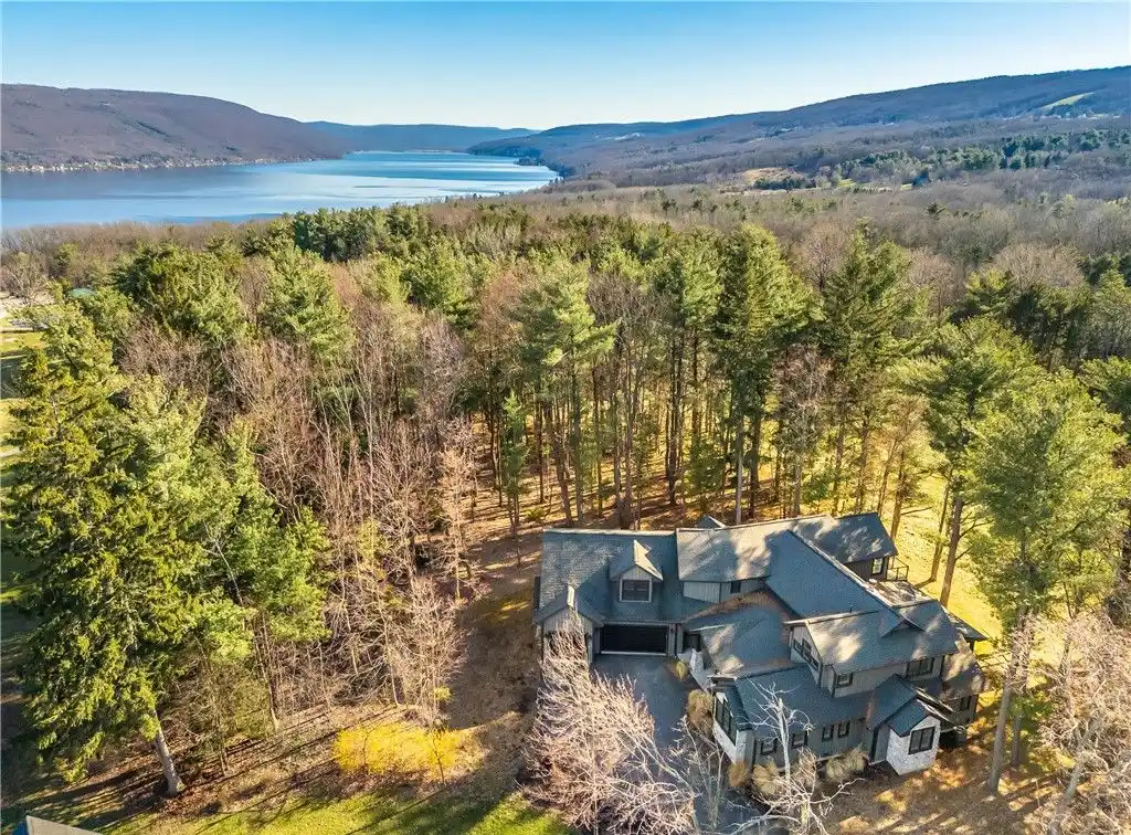 Upscale Lodge Home in Bristol Harbour