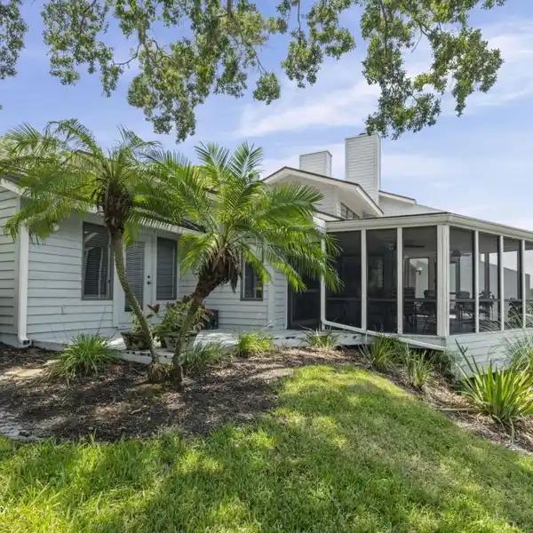 CAREFREE LIVING NESTLED IN THE HEART OF COUNTRY CLUB