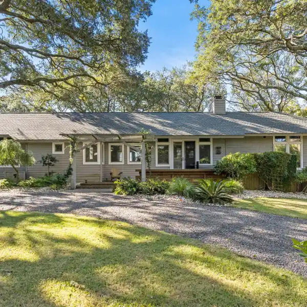 OAK KNOLL - RARE COASTAL RETREAT