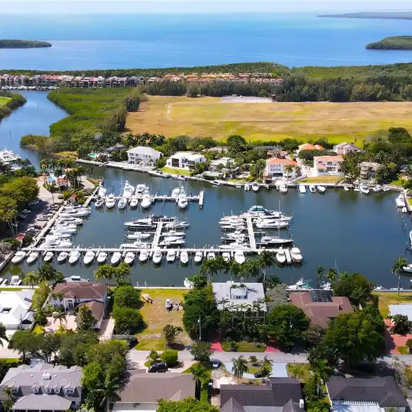 BOATER’S DREAM HOME IN PRESTIGIOUS KINGS BAY