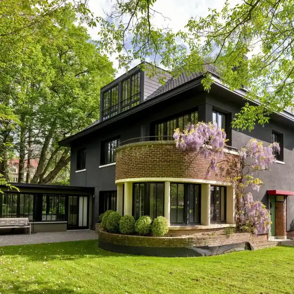 ELEGANT VILLA IN A GREEN SETTING