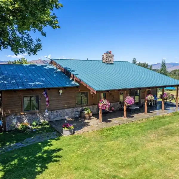 EXPANSIVE HOME ON 25.56 ACRES