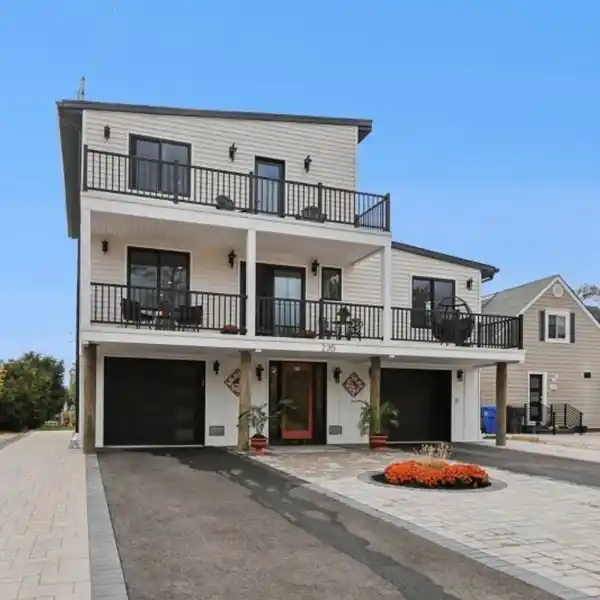 EXQUISITE WATERFRONT RESIDENCE