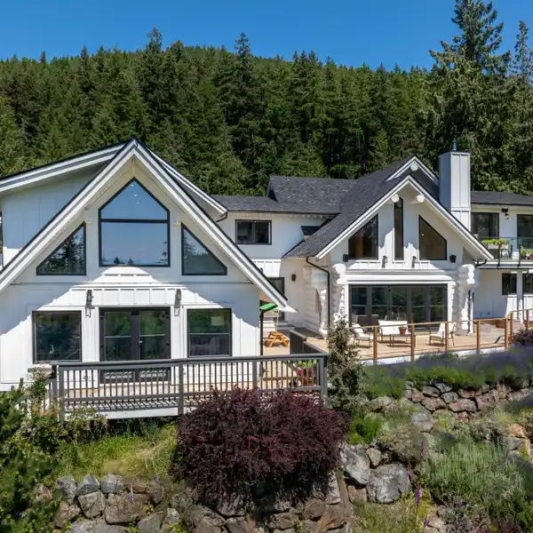 EXCEPTIONAL NEARLY 10-ACRE COUNTRY ESTATE