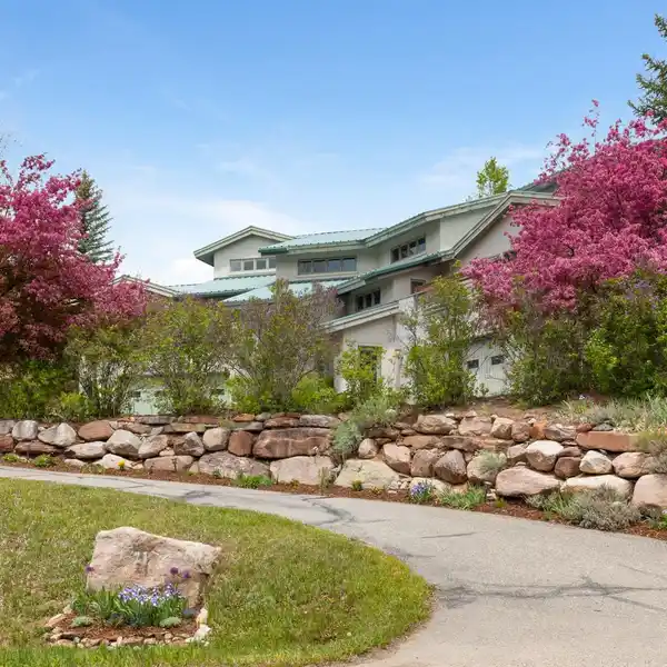 STUNNING TURNKEY SINGLETREE HOME