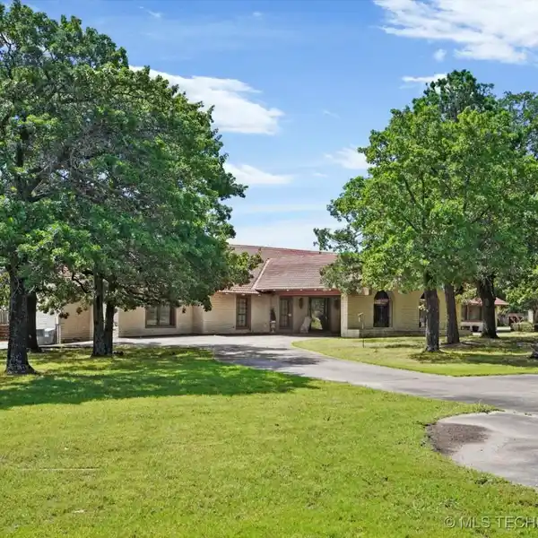 VINTAGE RANCH RETREAT WITH MILLION-DOLLAR VIEWS