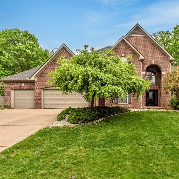 EXCEPTIONAL HOME IN THE WATERWAYS