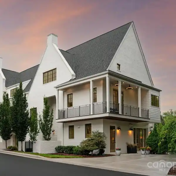 SOPHISTICATED LIVING MEETS PRIME WALKABLE LOCATION