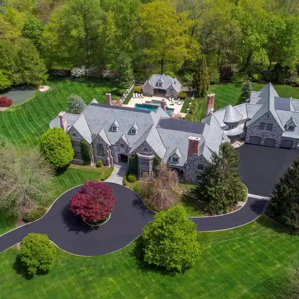 ENGLISH MANOR IN AN EXCLUSIVE COMMUNITY