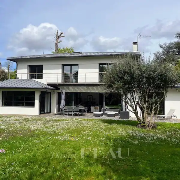 CONTEMPORARY VILLA WITH GARDEN