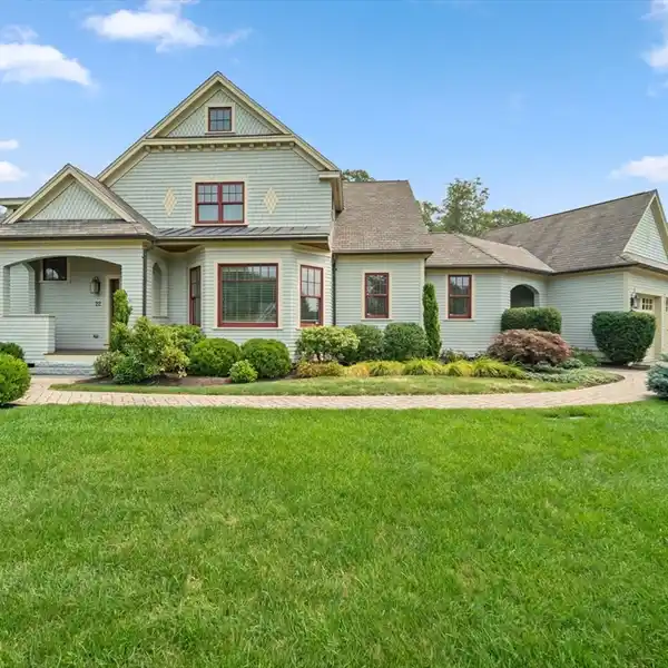 CUSTOM SHINGLE STYLE HOME