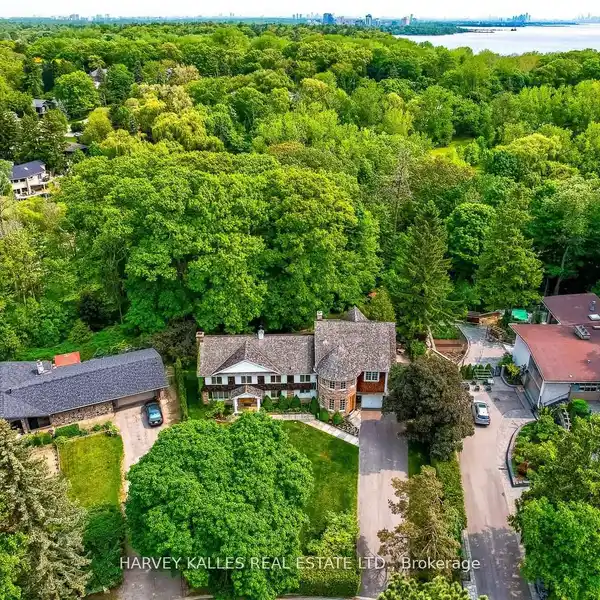 EXCEPTIONAL ESTATE HOME IN PRESTIGIOUS RATTRAY MARSH