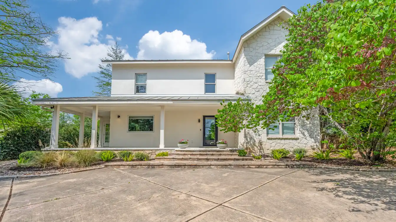 Modern Elegance and Comfortable Living