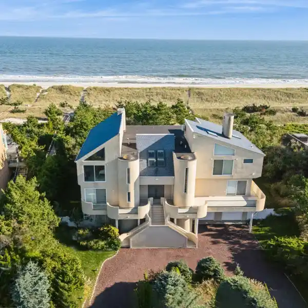 OCEANFRONT BEACH HOUSE WITH SWEEPING VIEWS
