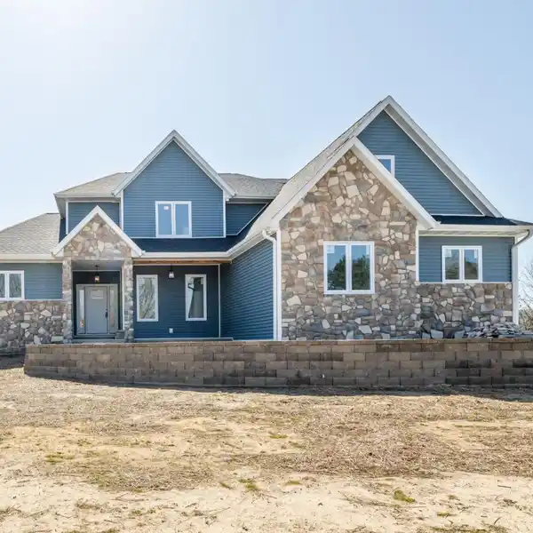 ELEGANT AND COMFORTABLE NEW CONSTRUCTION