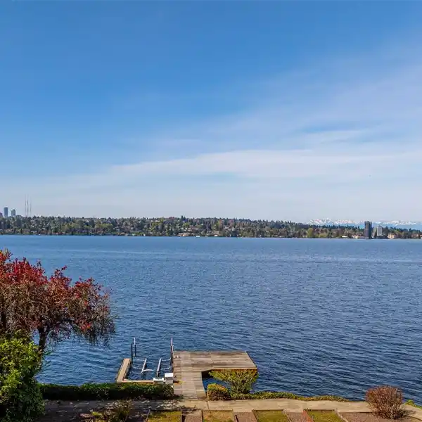 EXTRAORDINARY LAKE WASHINGTON RETREAT