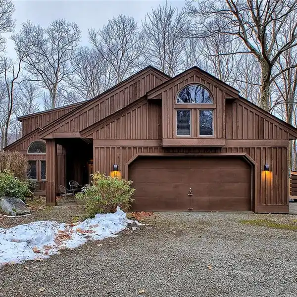 QUALITY HOME ON A PRIVATE ROAD