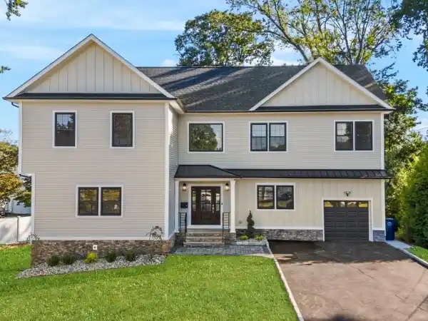 EXPANSIVE FAMILY HOME WITH FINISHED WALKOUT BASEMENT