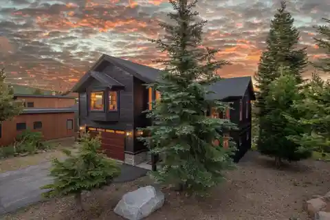 Inviting Mountain Design with Panoramic Views
