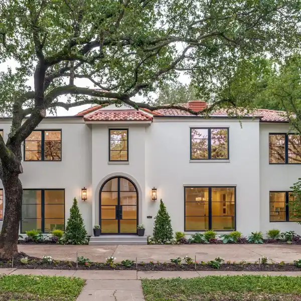 OPULENT RESIDENCE IN PRESTIGIOUS HIGHLAND PARK