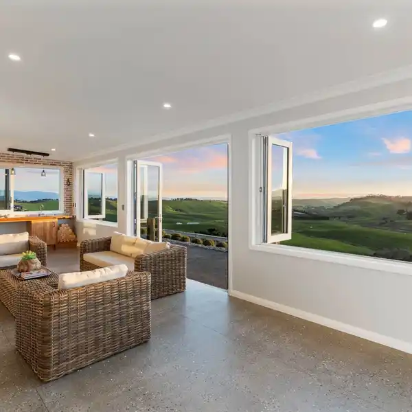 LUXURIOUS RESIDENCE ON GENEROUS ROLLING FARMLAND