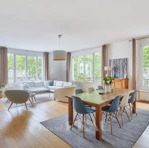 PEACEFUL CORNER APARTMENT ON A QUIET STREET