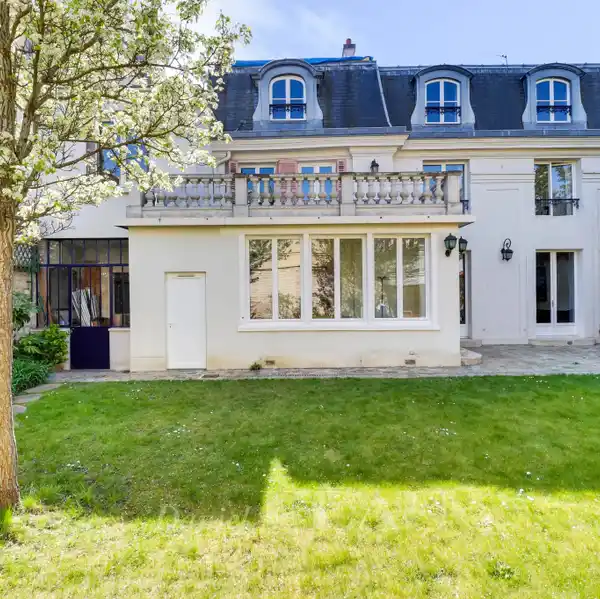 PERIOD CHARM WITH MODERN COMFORTS