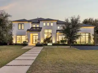 Phenominal Home Exemplifies Modern Design and Luxurious Functionality