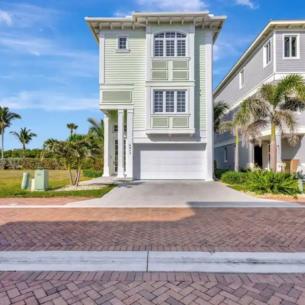 COASTAL ELEGANCE MEETS LAID-BACK LUXURY