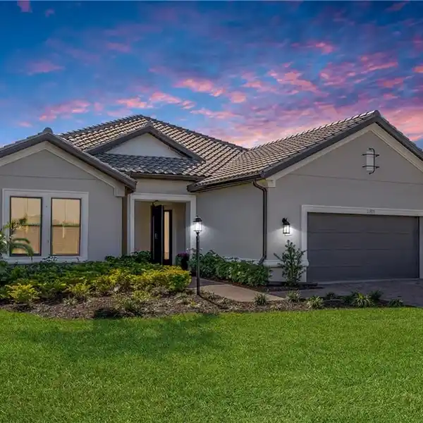 GRAND ESTATE HOME IN THE ESPLANADE LAKE CLUB