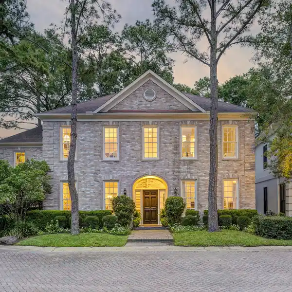 REFINED LIVING IN GATED HUDSON FOREST