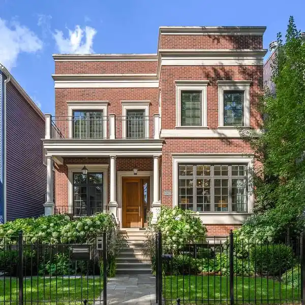 NEWER CONSTRUCTION WITH A TIMELESS FEEL IN LINCOLN PARK