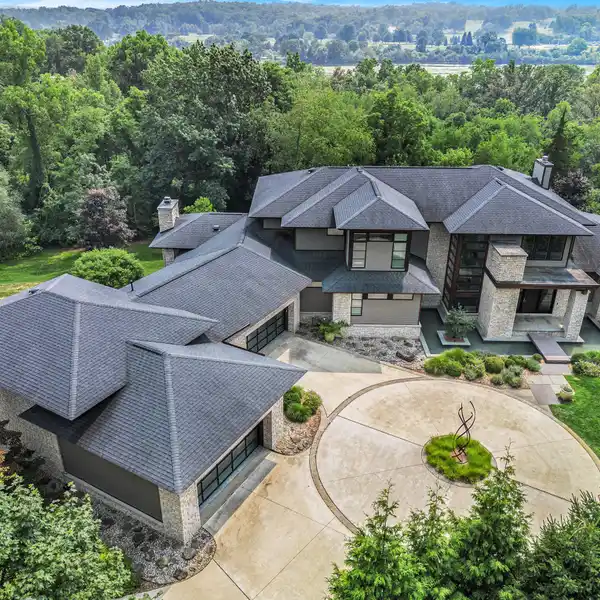 INCREDIBLE FRANK LLOYD WRIGHT-INSPIRED HOME