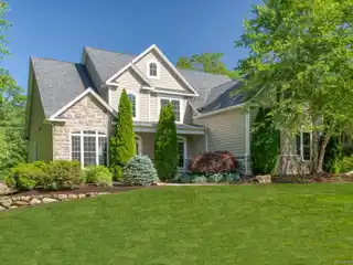 Like-new Colonial on a Private Lot