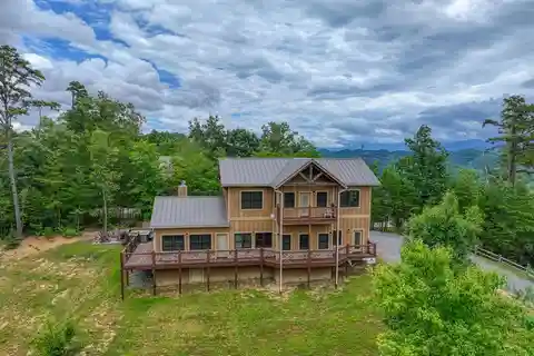 Luxury Craftsman Retreat in Laughing Pines