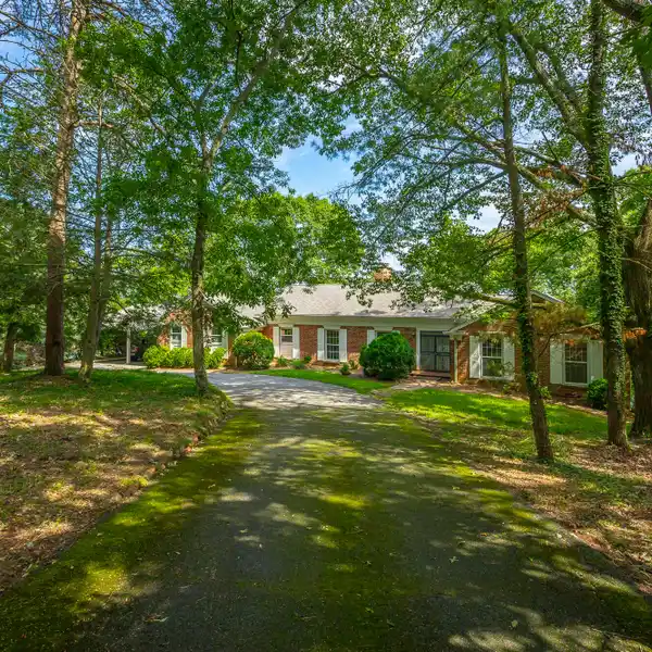 MID-CENTURY HOME WITH EXCEPTIONAL LOOKOUT POTENTIAL