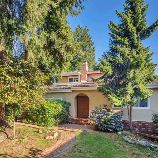 THREE-LEVEL HOME IN THE HEART OF ARBUTUS RIDGE