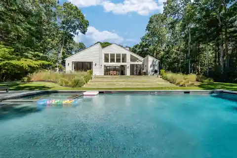 Wonderful Contemporary Home Located Near East Hampton Village
