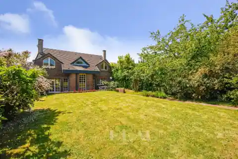 Architect-Designed Property in a Peaceful Setting