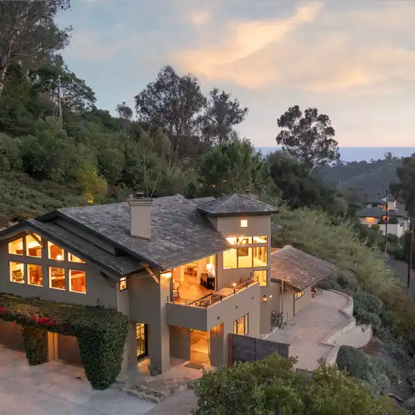 CONTEMPORARY RETREAT ABOVE SYCAMORE CANYON