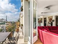 MASTERFUL PARISIAN APARTMENT IN LOVELY ART DECO BUILDING