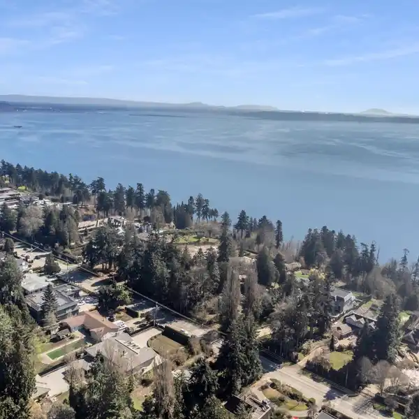 PRESTIGIOUS WATERFRONT ESTATE PROPERTY